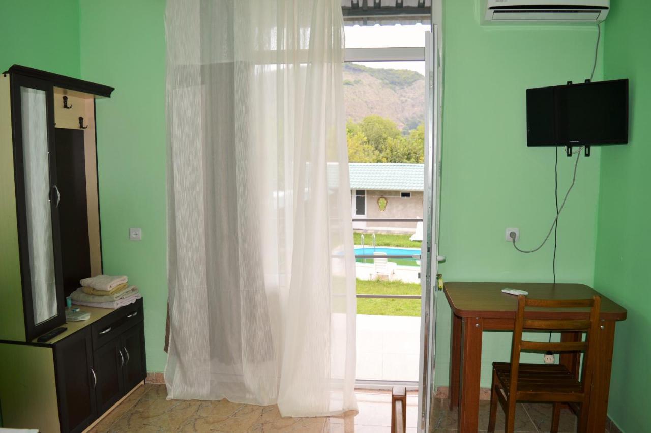 Hotel Tedi Кварели Екстериор снимка