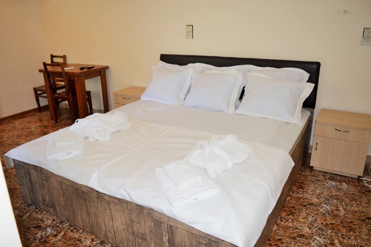 Hotel Tedi Кварели Екстериор снимка